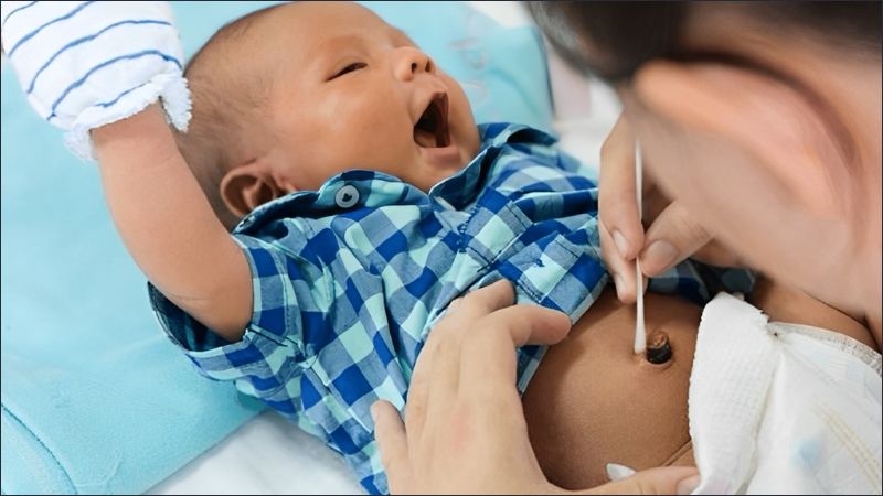Vệ sinh rốn đúng cách để phòng tránh nhiễm trùng và giúp rốn lành nhanh, an toàn