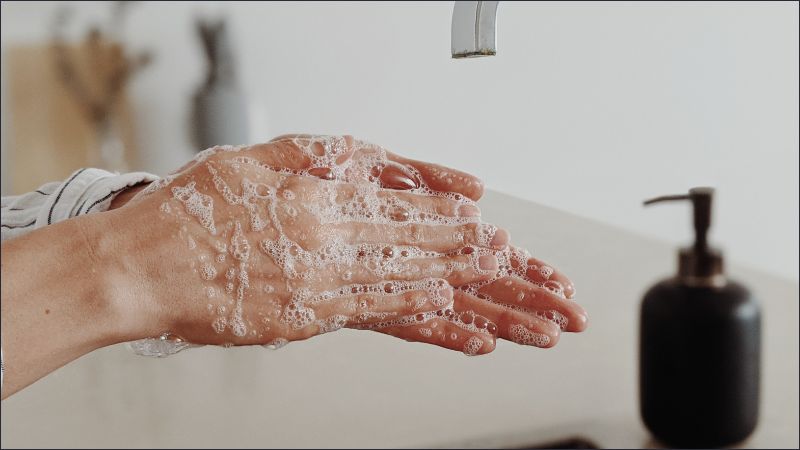 Cần rửa tay kỹ bằng xà phòng diệt khuẩn, lau khô tay trước khi vệ sinh rốn cho bé