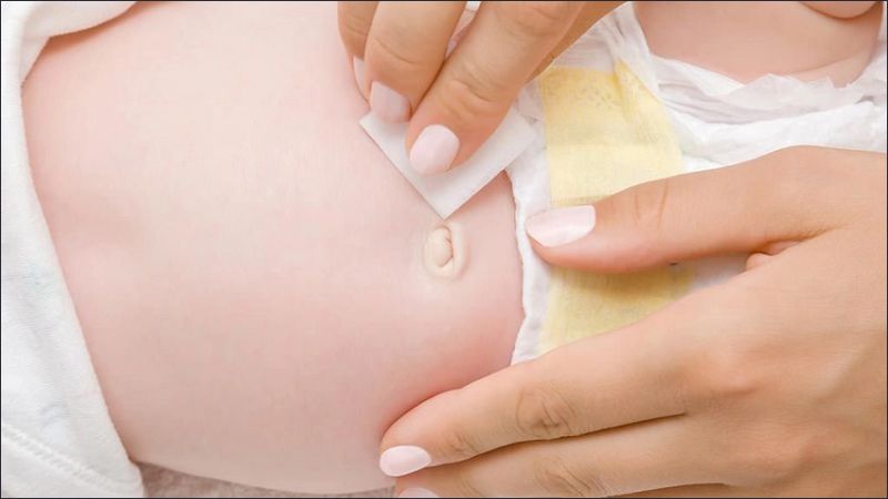 Lau khô vùng rốn để giữ cho rốn luôn khô thoáng