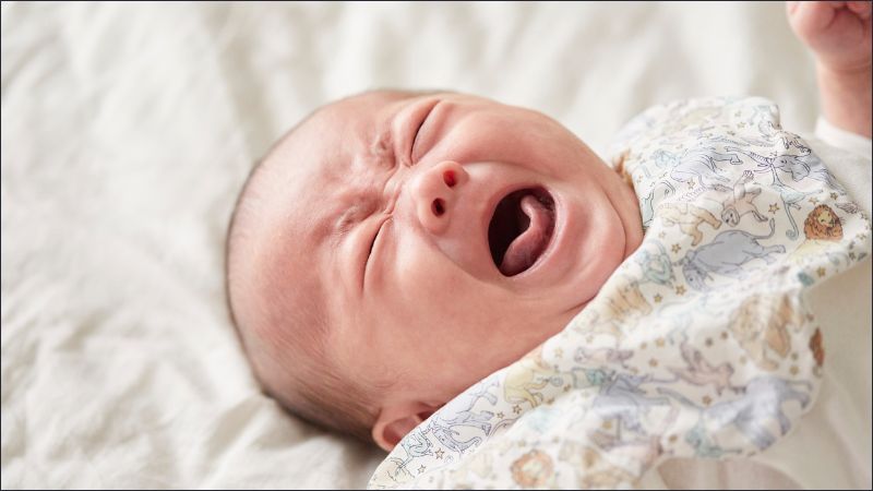 Khi thấy rốn sưng đỏ, ấn vào khiến bé đau hoặc quây khóc thì ba mẹ nên đưa trẻ đến gặp bác sĩ ngay