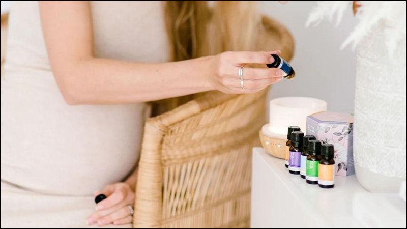 Từ tuần 13 - 36, khứu giác của thai nhi bắt đầu kết nối với não bộ, có thể cảm nhận hương thơm qua nước ối