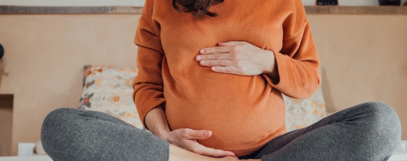 Xúc giác là giác quan phát triển sớm từ tuần 8 - 12, giúp bé cảm nhận rõ ràng khi có tương tác vật lý từ bên ngoài