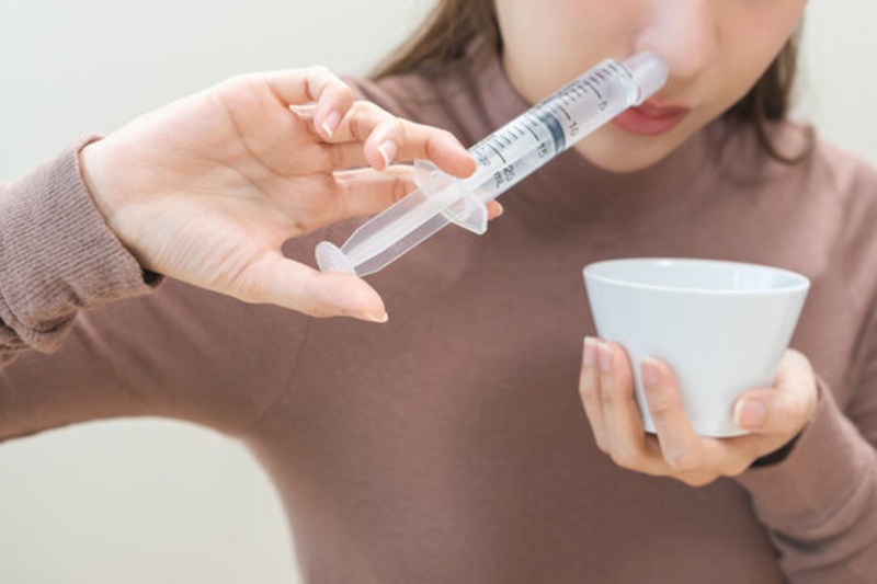 Rửa mũi bằng nước muối sinh lý là biện pháp đơn giản nhưng rất hiệu quả trong việc làm sạch xoang