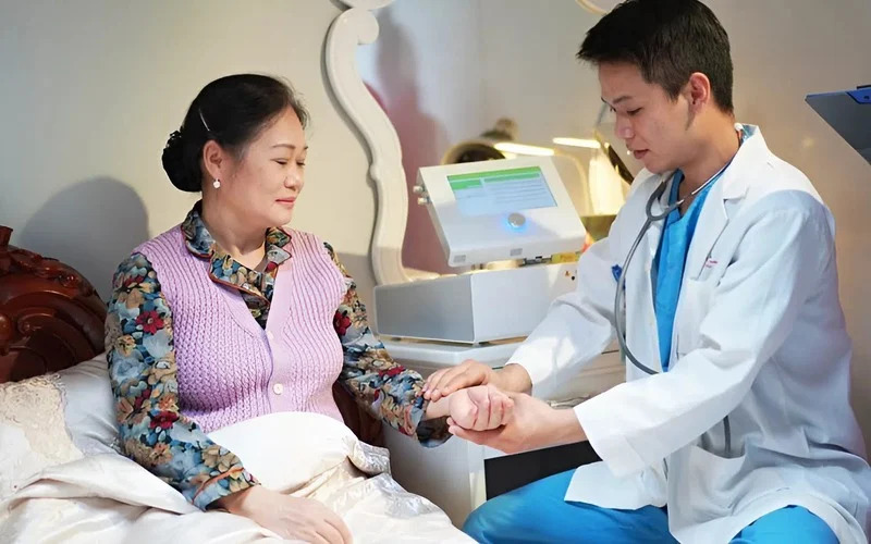 Điều dưỡng tại nhà là dịch vụ cung cấp sự hỗ trợ chuyên nghiệp cho những người cần chăm sóc sức khỏe và hỗ trợ sinh hoạt hằng ngày