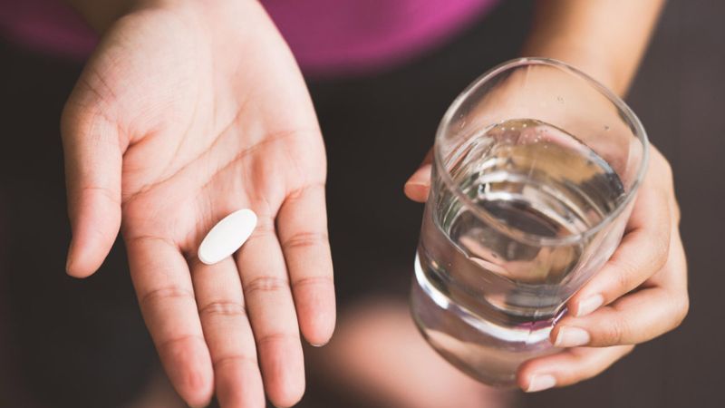 Người bệnh có thể uống thuốc giảm đau, hạ sốt trong quá trình điều trị sốt xuất huyết theo hướng dẫn của bác sĩ 