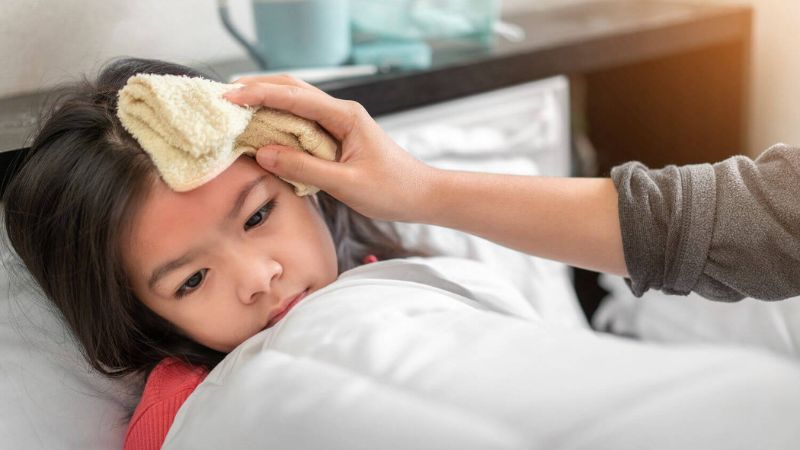 Trường hợp bệnh nhân sốt li bì, không hạ sốt cần đưa bệnh nhân đến bệnh viện để được điều trị kịp thời