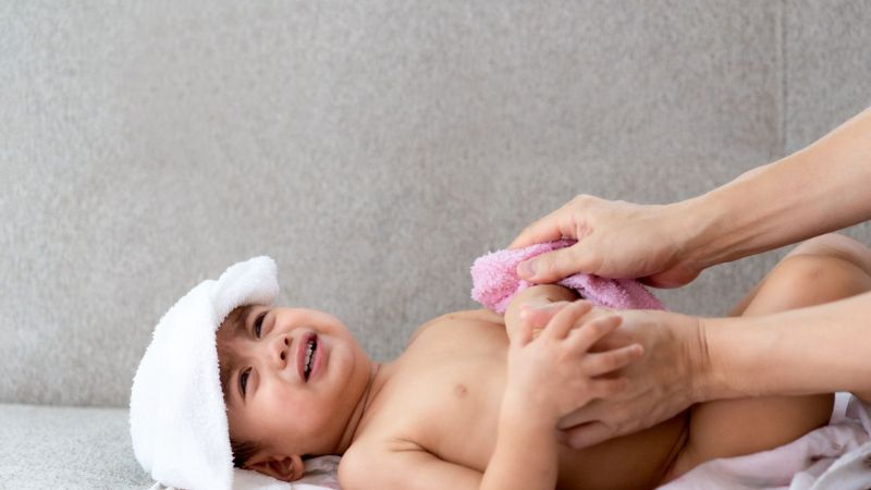 Người nhà có thể dùng khăn ẩm lau mát cho người bệnh khi sốt