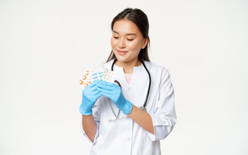 Bạn có thể sử dụng thuốc giảm đau sau khi cắt amidan, tuy nhiên cần được bác sĩ kê đơn thuốc