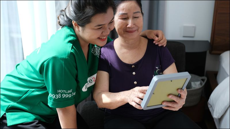 Các chăm sóc viên của Wecare247 đảm bảo hỗ trợ 24/7 bên người bệnh