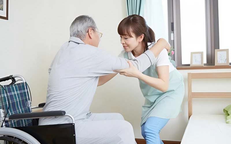 Những người cao tuổi cần sự hỗ trợ hoạt động hàng ngày và muốn được ở gần gia đình nên sử dụng dịch vụ chăm sóc người già tại nhà