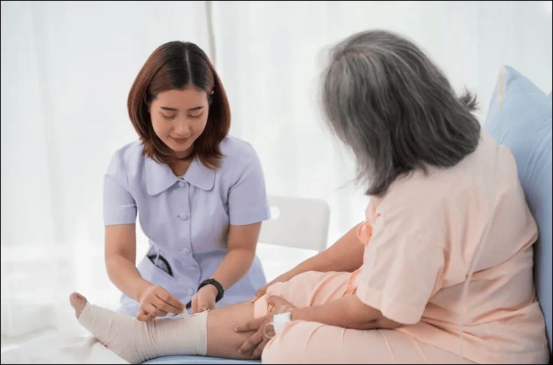 Chăm sóc vết thương tại nhà là dịch vụ tuân thủ quy trình chuẩn y khoa