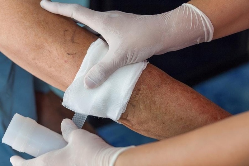 Chăm sóc vết thương tại nhà đúng cách giúp giảm nguy cơ nhiễm trùng và thúc đẩy lành thương nhanh chóng