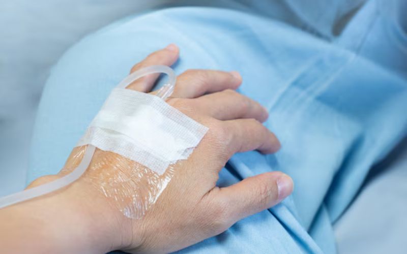 Các trường hợp phổ biến cần truyền dịch tại nhà gồm mất nước, thiếu điện giải, suy dinh dưỡng, và cung cấp dịch truyền theo phác đồ điều trị của bác sĩ