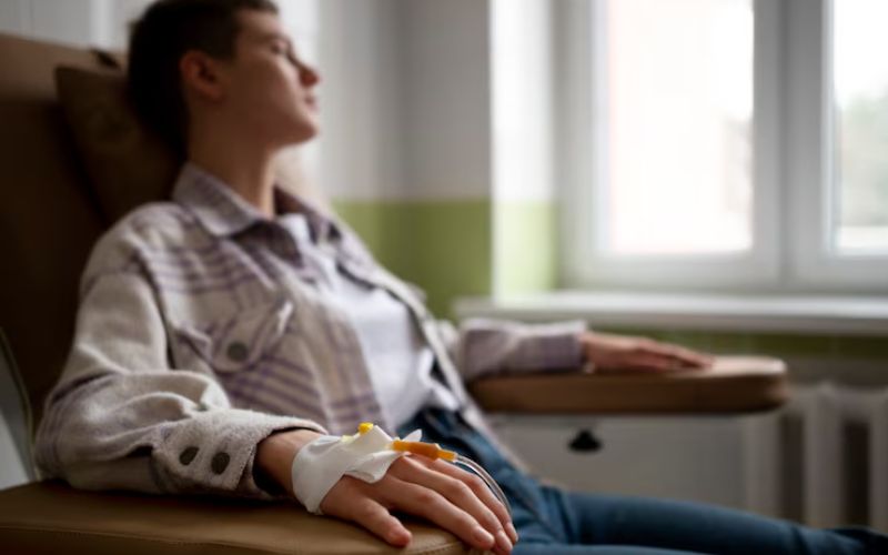 Gia đình cần chuẩn bị toa thuốc/chỉ định của bác sĩ, không gian sạch sẽ và thoáng mát, thông tin về tiền sử bệnh lý của người bệnh