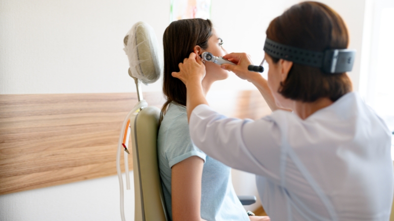 Khám tai – mũi – họng là một phần trong hạng mục khám lâm sàng khi khám sức khỏe tổng quát