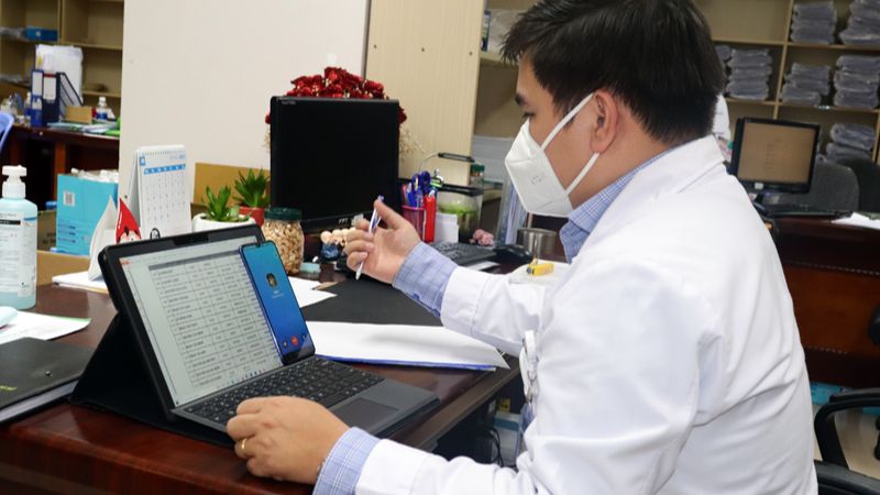 Tư vấn khám bệnh từ xa (Telemedicine hay Teleconsultation) là hình thức bác sĩ khám và tư vấn cho người bệnh qua điện thoại, video call hoặc tin nhắn trực tuyến mà không cần gặp mặt trực tiếp