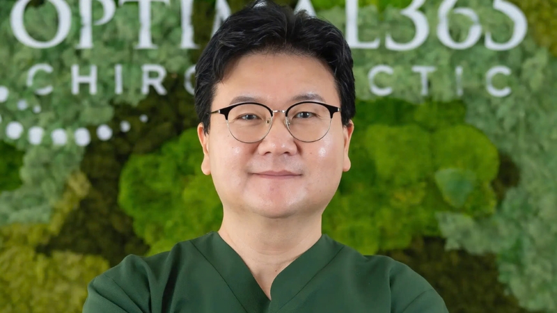 Dr. Michael Moon Awh has over 25 years of experience as the chiropractor