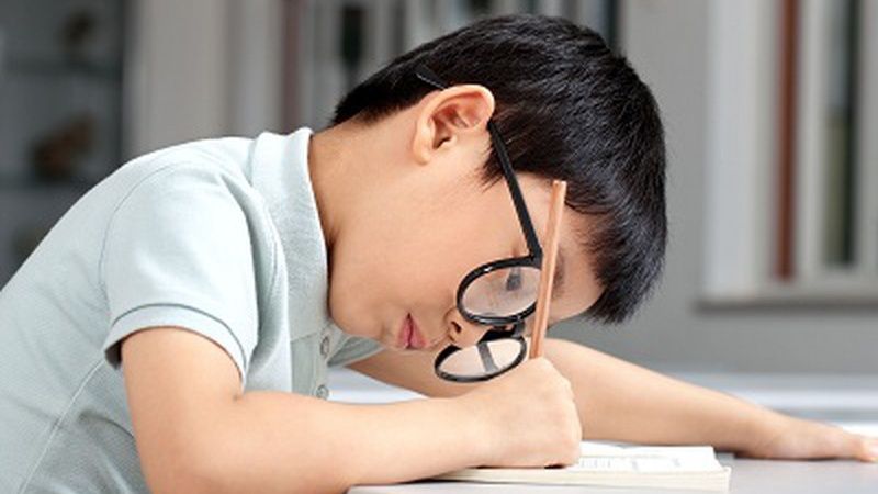 Cận thị ở trẻ em không chỉ do yếu tố di truyền mà còn chịu ảnh hưởng lớn từ lối sống hiện đại