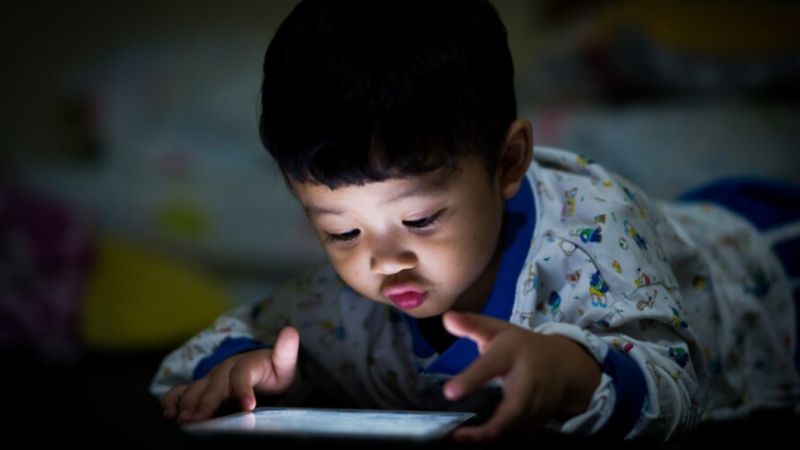 Trẻ có xu hướng ngồi sát màn hình tivi, điện thoại để xem rõ hơn