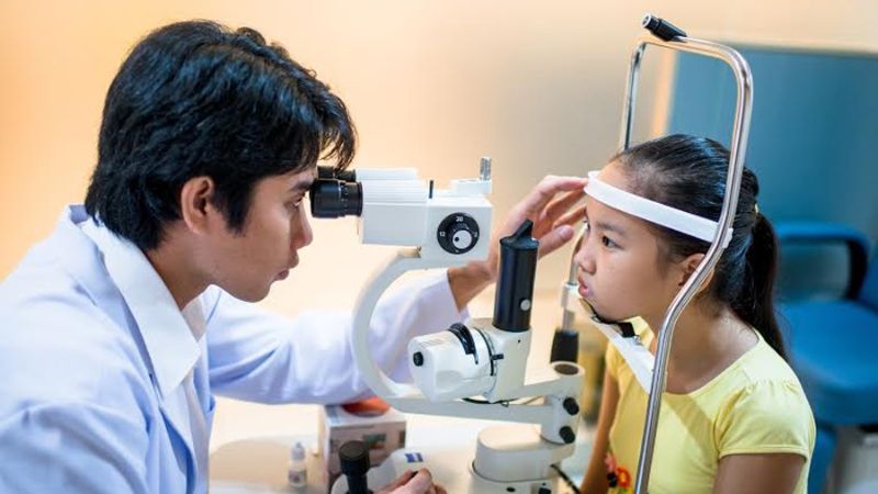 Trẻ em nên được kiểm tra mắt định kỳ mỗi 6 tháng hoặc tối thiểu mỗi năm một lần