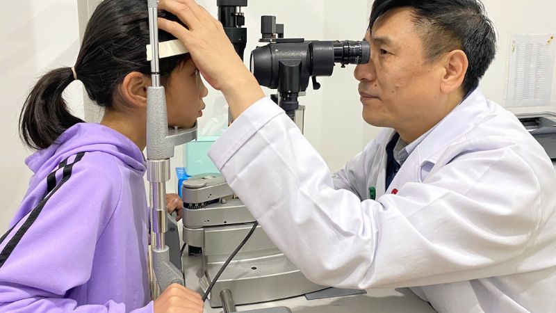 Hãy chủ động đưa con đi khám mắt định kỳ, đặc biệt là trước khi trẻ bước vào lớp 1 và sau đó khám mắt ít nhất 6 tháng – 1 năm/lần