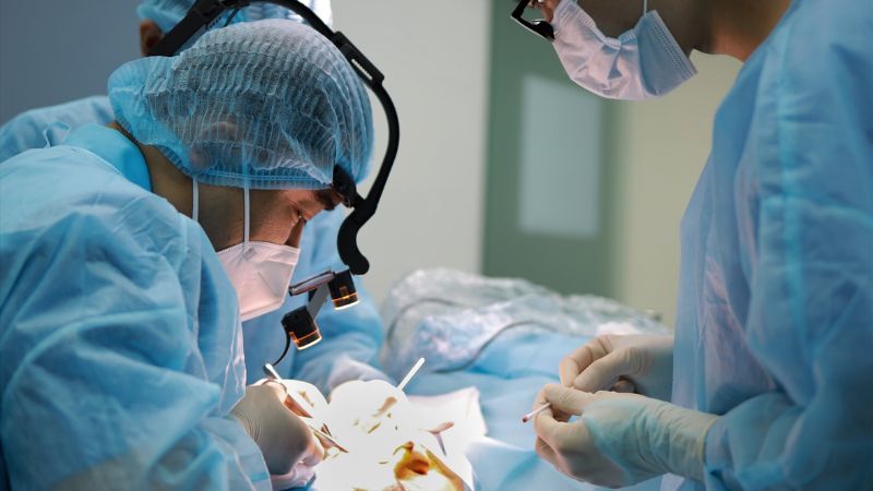 Các ca phẫu thuật phức tạp như mổ cận LASIK, phẫu thuật võng mạc, thay thủy tinh thể… thường chỉ được thực hiện tại các bệnh viện chuyên khoa