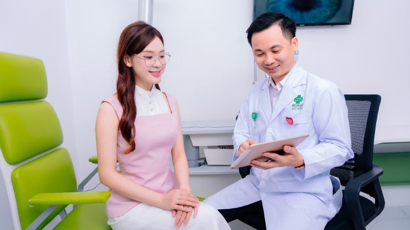 Khuyến cáo nên đi khám mắt và đo kính định kỳ mỗi 6-12 tháng một lần để kịp thời điều chỉnh độ kính và kiểm tra sức khỏe đôi mắt