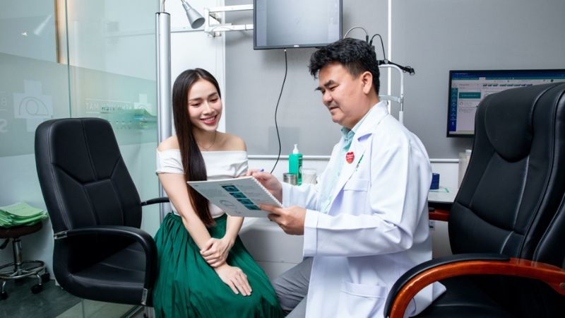 Một buổi khám mắt không chỉ dừng lại ở việc đo độ, mà còn là quá trình kiểm tra sức khỏe tổng thể của đôi mắt