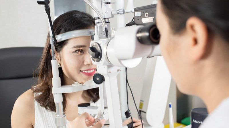 Khám mắt trước mổ cận không chỉ đơn thuần là đo độ, mà còn là một quá trình sàng lọc kỹ lưỡng để đảm bảo an toàn tối đa cho bệnh nhân