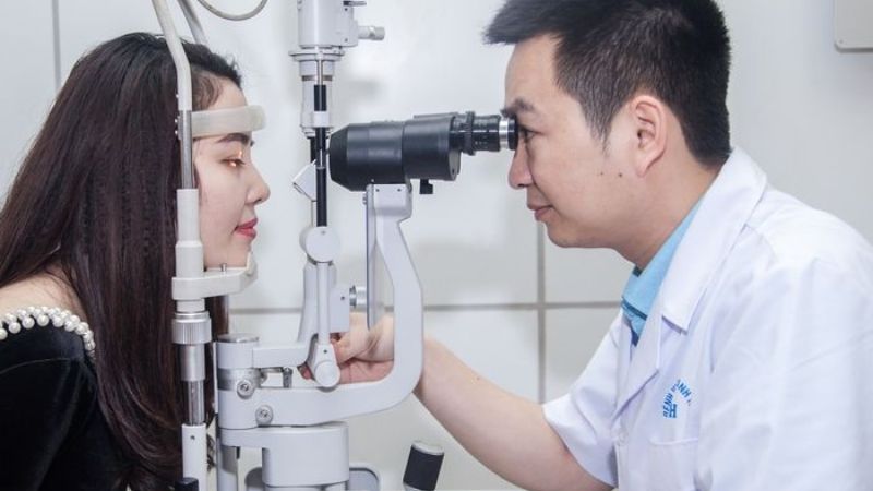 Một quy trình khám mắt trước mổ cận thường kéo dài từ 1.5 – 2 tiếng