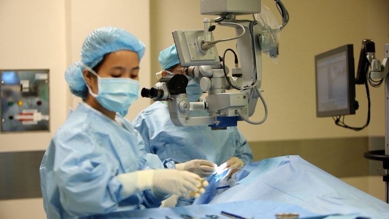 Bác sĩ tạo một vết mổ siêu nhỏ, sử dụng đầu dò sóng siêu âm để tán nhuyễn và hút thủy tinh thể bị đục ra ngoài, sau đó đặt thấu kính nhân tạo vào