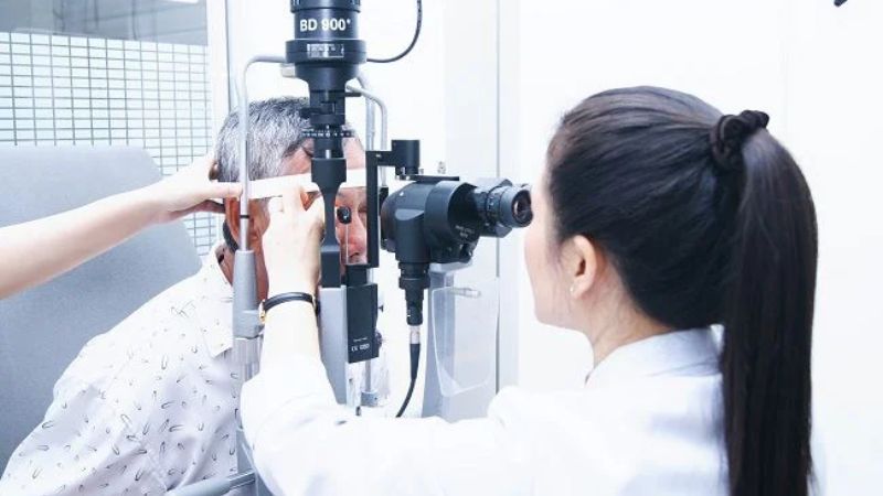 Bạn nên mổ cườm khi thủy tinh thể đã đục gây ảnh hưởng đến thị lực, làm giảm chất lượng cuộc sống và công việc