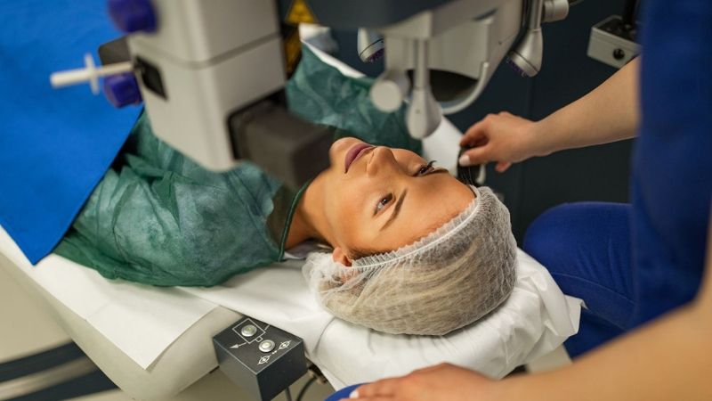 Thời gian laser siêu nhanh chỉ còn 8-10 giây/mắt. Vết mổ siêu nhỏ, giúp bảo toàn cấu trúc giác mạc, giảm tình trạng khô mắt và cho phép phục hồi nhanh trong 24 giờ