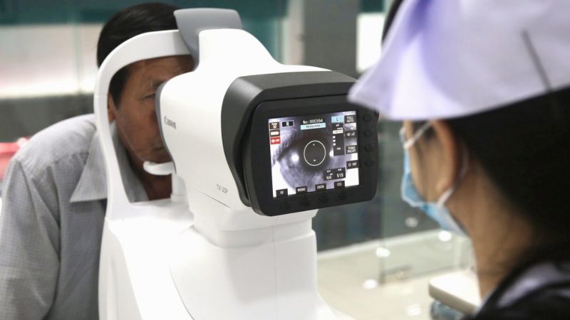 Bạn nên đi khám mắt khi nhìn mờ, chói sáng, đau nhức mắt hoặc mắt đỏ kéo dài