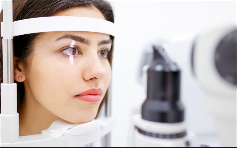 Khi có dấu hiệu suy giảm thị lực, nhìn mờ, đau mắt, thấy chấm đen,... bạn cần phải đi khám mắt ngay