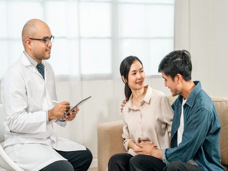 When choosing an IVF clinic, consider success rates, doctor experience, costs, language support and patient reviews