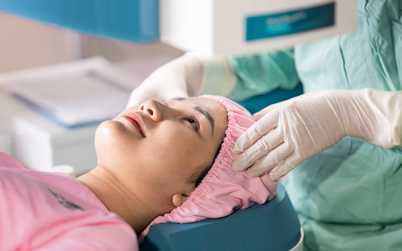 Chi phí mổ cận tại bệnh viện dao động từ khoảng 20 triệu đồng cho các phương pháp cơ bản và lên đến hơn 70 triệu đồng cho các công nghệ tiên tiến