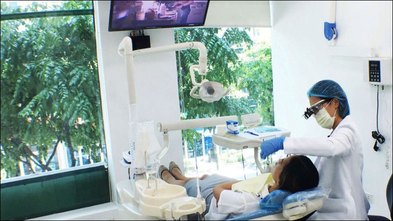 A top dental clinic near you should be equipped with up-to-date machines and international sterilization standards