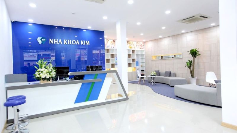 Thế mạnh cốt lõi của Nha Khoa Kim nằm ở việc cam kết chất lượng theo tiêu chuẩn quốc tế, sở hữu Nhà máy sản xuất răng sứ đạt chuẩn ISO 13485:2016