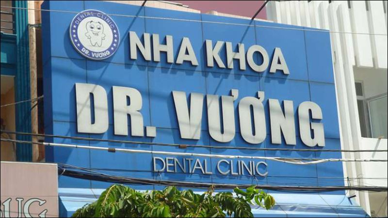 Nha khoa Dr. Vương quận 5 nổi bật với đội ngũ bác sĩ giàu kinh nghiệm, chuyên sâu về niềng răng và chi phí minh bạch