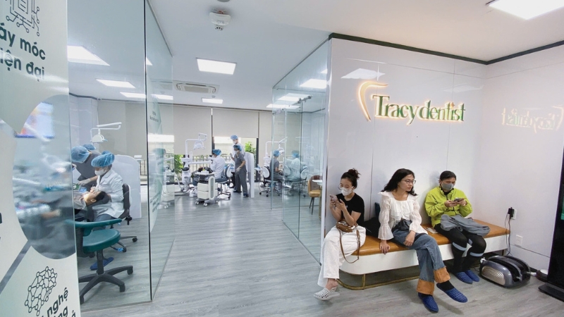 Nha khoa Tracy Việt Nam nổi bật với các dịch vụ niềng răng, bọc răng sứ, cấy ghép Implant, tẩy trắng răng, cạo vôi răng,…