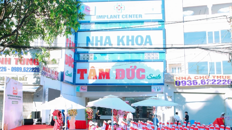 Nha khoa Tâm Đức Smile nổi bật với các dịch vụ niềng răng, bọc răng sứ, cấy ghép Implant, tẩy trắng răng, cạo vôi răng,…