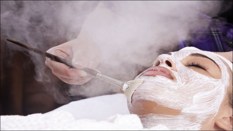 Phòng khám BS Phan Quốc Thành mang đến dịch vụ da liễu và thẩm mỹ toàn diện, từ trẻ hóa da, phục hồi sau phẫu thuật đến cải thiện sẹo và sắc tố da