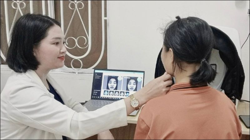 Không trang điểm khi đi khám da liễu