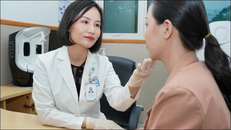 Quy trình khám da liễu thường gồm 3 bước chính