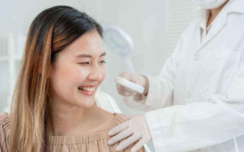 Khi khám da liễu, bạn nên chuẩn bị thông tin triệu chứng, vệ sinh vùng da, mang theo giấy tờ cần thiết và tuân thủ chỉ định của bác sĩ