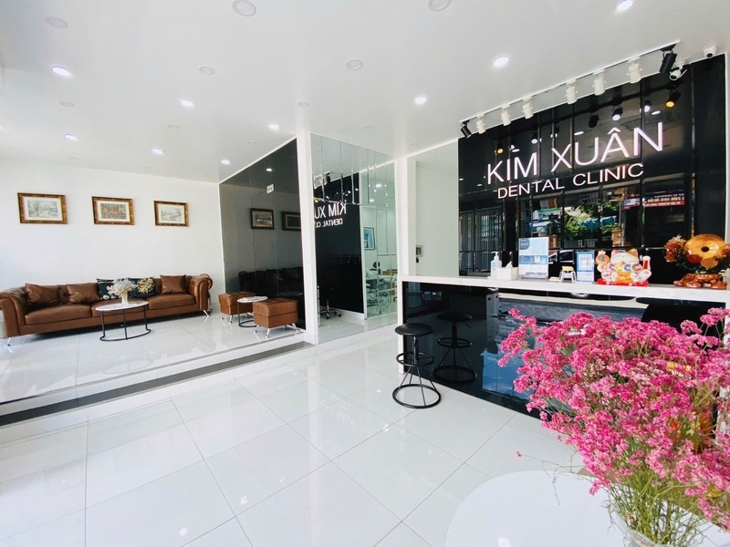 Nha khoa Kim Xuân là nha khoa uy tín tại quận Bình Thạnh, TP.HCM với hơn 10 năm kinh nghiệm trong điều trị và thẩm mỹ răng
