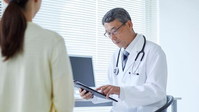 Thông báo cho bác sĩ về tình trạng da và các thuốc đang dùng để có được hướng điều trị tốt nhất