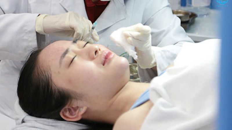 Đội ngũ bác sĩ tại Phòng khám Đa khoa Sùng Đức đều được đào tạo bài bản, có chứng chỉ hành nghề và nhiều năm kinh nghiệm trong khám chữa bệnh đa khoa