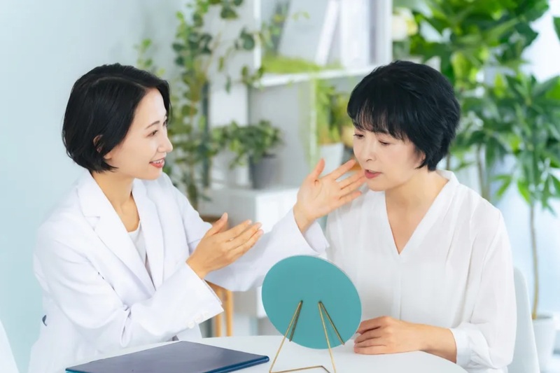 Khám da liễu bao gồm khám và chẩn đoán các bệnh về da: mụn, nám, viêm da, nấm da, vảy nến, zona, sùi mào gà,...